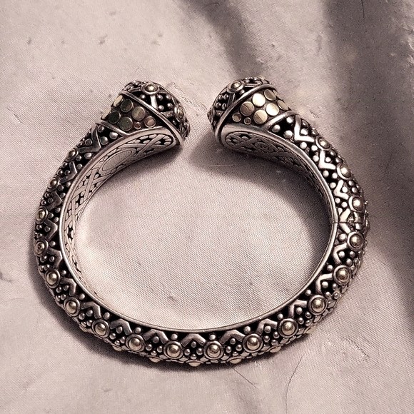 JOHN HARDY PALU COLLECTION18kt and Sterling Silver designer bracelet.